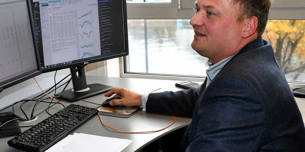 Været bestemmer: Kraftanalytiker Tor Reier Lilleholt får inn værmeldinger for 43 land på sine tre skjermer. – Egentlig er det flere siden det er flere prisområder i flere av landene, sier han.