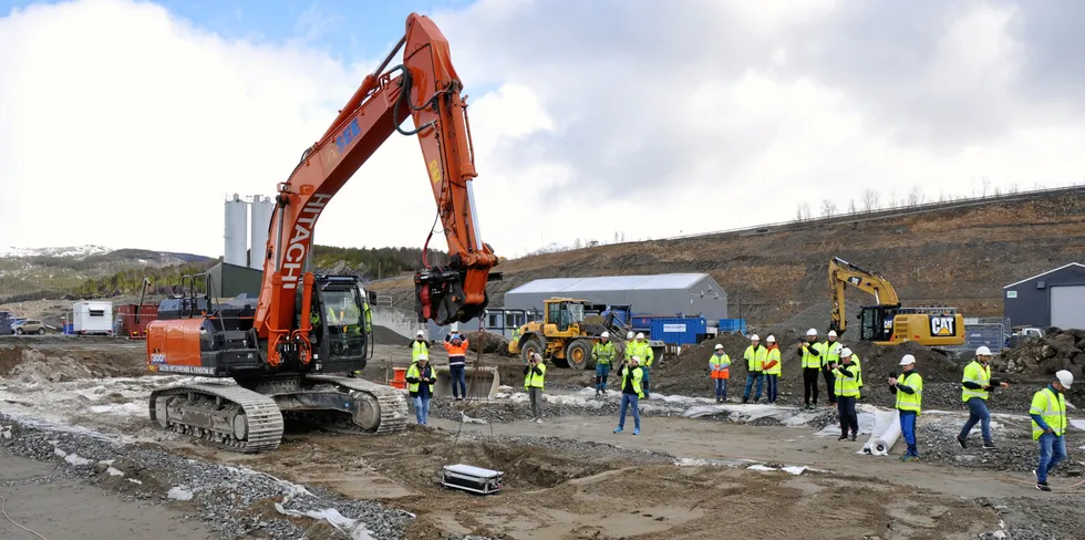 Symbolsk handling: Wenberg Innovation Park og Stingray brukte en 30 tonns gravemaskin til å plassere den lille og lette grunnsteinen som hang i en kjetting festet til en løftekrok fremst på bommen på gravemaskinen.