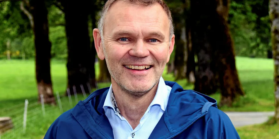 AMBISJONER: Arnt Sollie tok over som sjef i Røros Elektrisitetsverk for et år siden, og har allerede skiftet navn på selskapet til REN Røros. – Vi skal finne løsninger som kan skaleres, ikke bare i norsk sammenheng, men også internasjonalt, sier han.