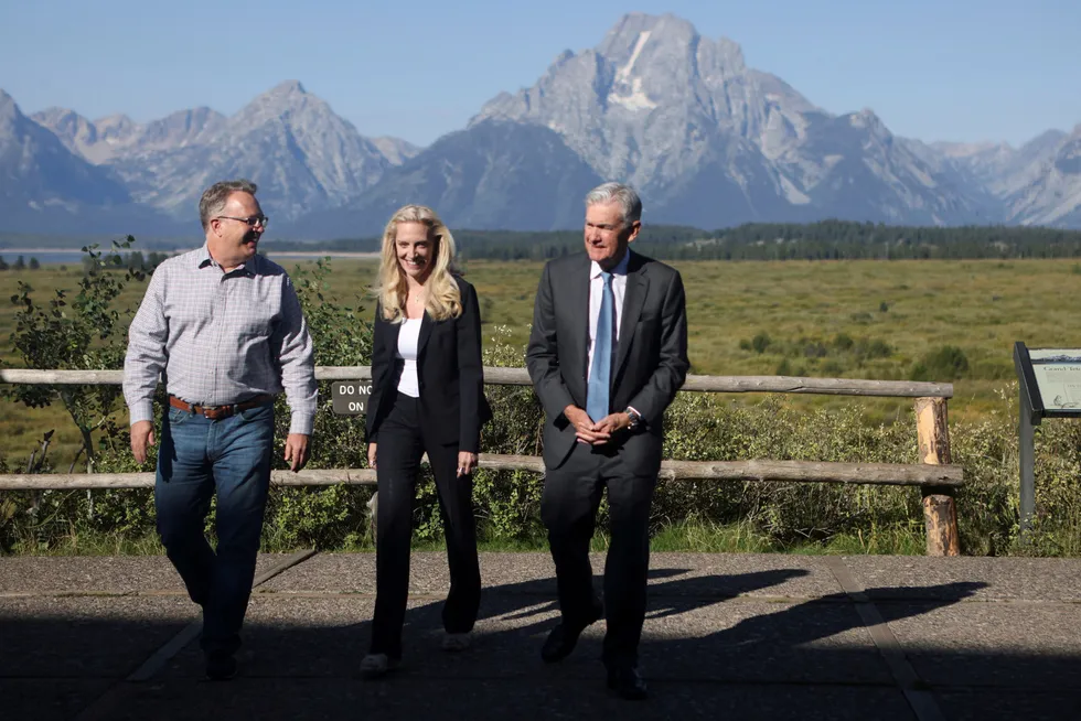 John C. Williams (til venstre), Lael Brainard og Jerome Powell var i Jackson, Wyoming i august i fjor for å delta på det årlige Jackson Hole-symposiet. Williams er sjef for New York-avdelingen, mens Brainard har gått fra Federal Reserve til Det hvite hus. Sentralbanksjef Powell skal fredag igjen holde tale om den økonomiske situasjonen.