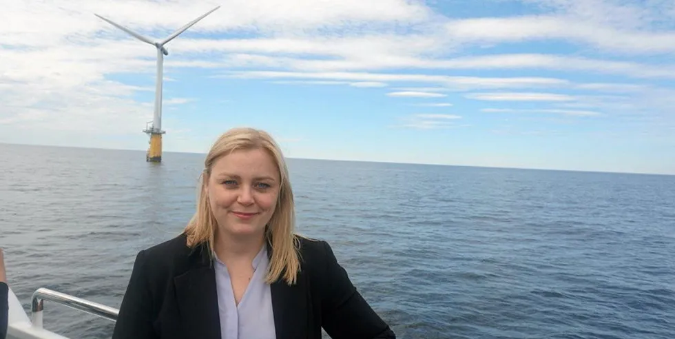 Olje- og energiminister Tina Bru, forsikrer om at det ikke blir lett å få utsatt driftsstart på havvindparker som har fått konsesjon. Ris bak speilet er at konsesjonen kan bli trukket tilbake.