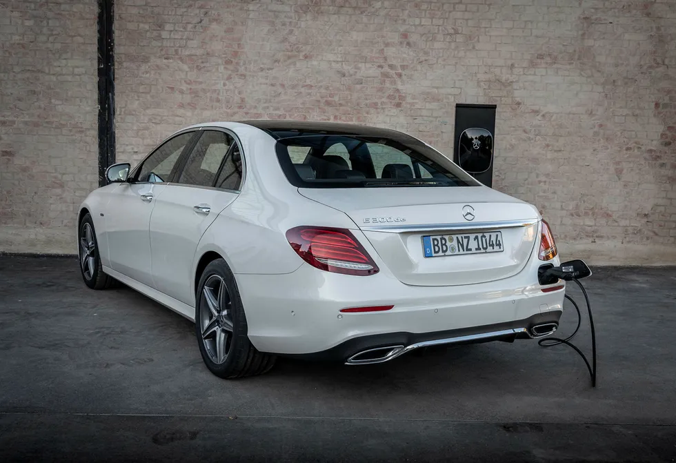 Etter et opphold, kommer i januar Mercedes-Benz med ladbare versjoner av E-klasse igjen. Her er E 300 de i sedanversjon.