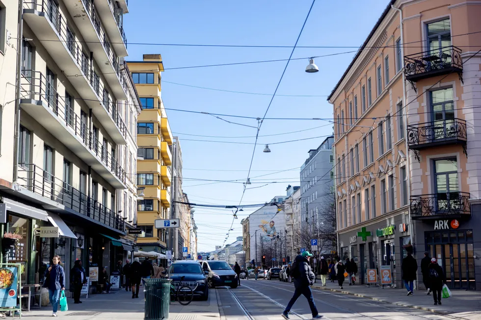 Disse byggene, på hver sin side av Bogstadveien i Oslo, eies av familien Sandvolds selskap Frognerbygg. I løpet av de siste månedene har både foreldrene og barna flyttet til Sveits.