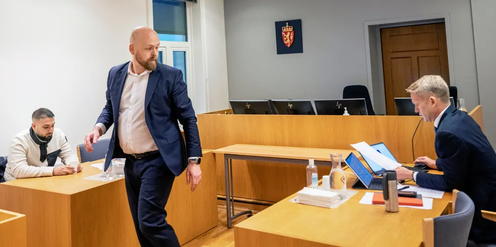 Abdul Jacoub representerte pizzarestauranten som tok Tinde Energi til retten. I midten advokat for pizzarestauranten Bjørnar Håland. Til høyre advokat for Tinde Energi, Anders F. Wilhelmsen. Eier av Tinde Energi, Raymond Henriksen, deltok via videolink fra Spania.