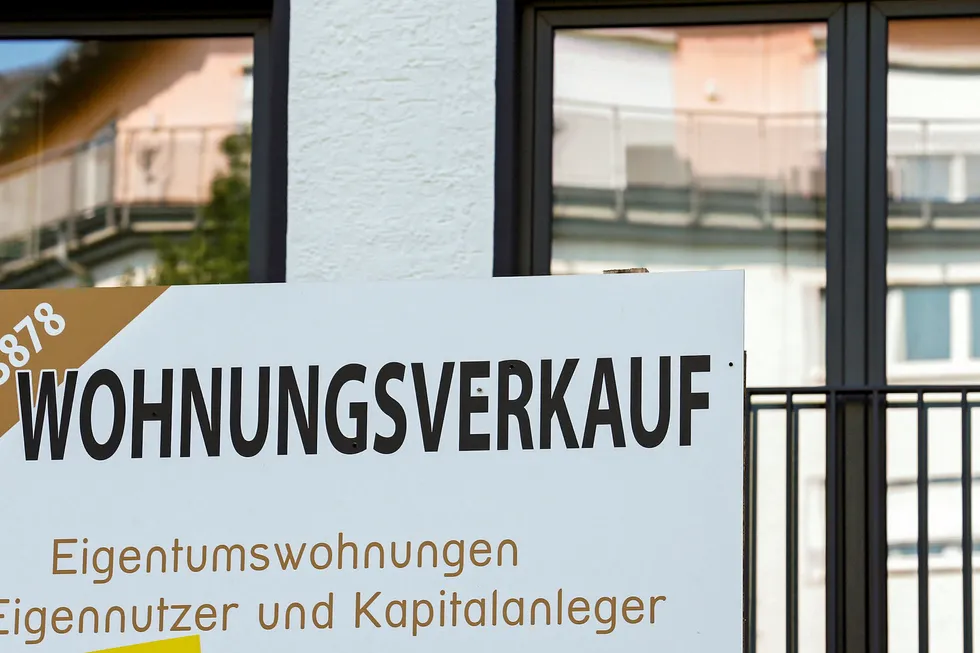 Boligmarkedet i Los Angeles er «crazy» under koronapandemien, sier en megler til DN. Men de to byene med de heteste boligmarkedene er faktisk München og Frankfurt, hvor bildet viser et hus til salgs i det tyske finanssenteret.