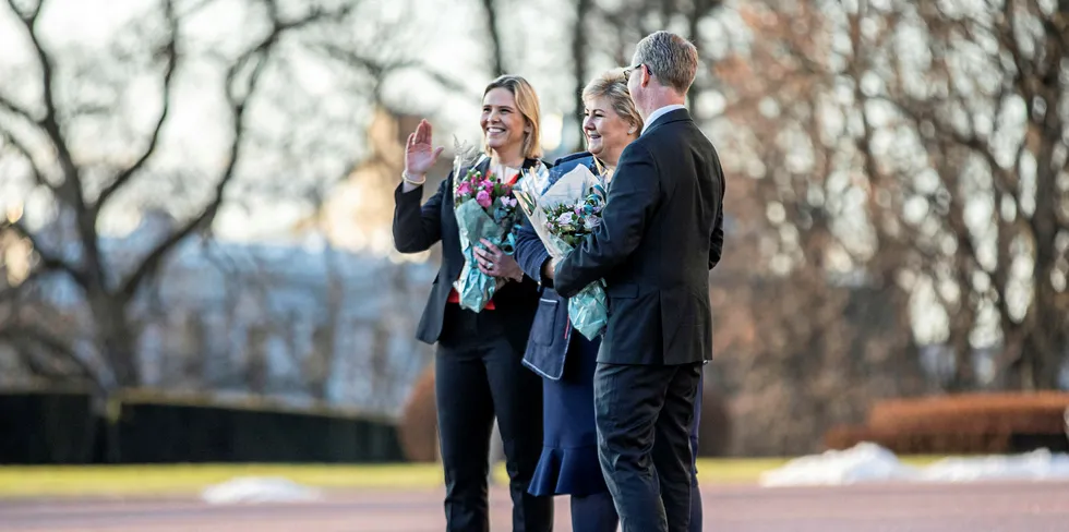 Sylvi Listhaug, Erna Solberg og Terje Søviknes på Slottsplassen i forbindelse med ministerbytte.
