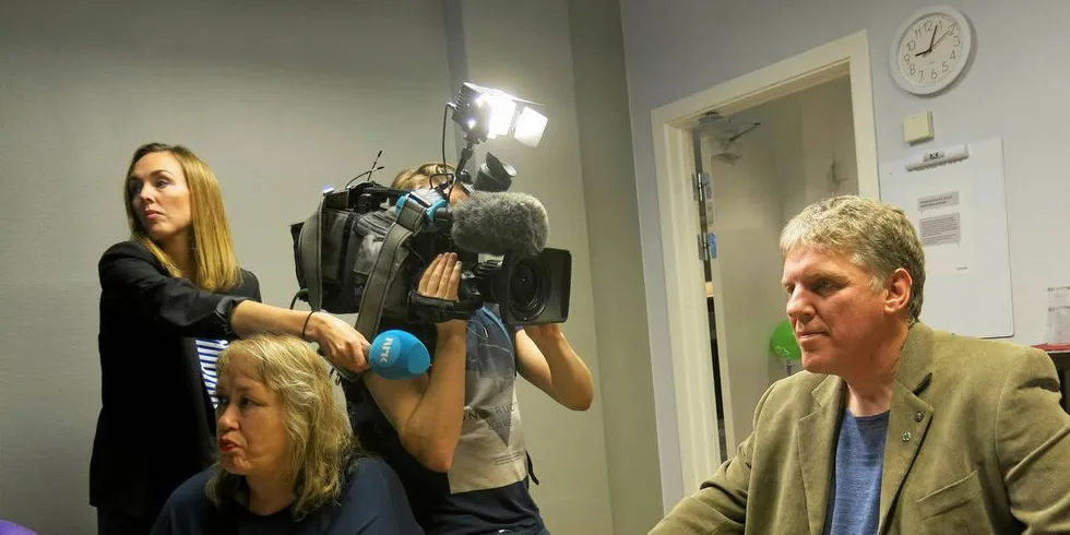 TRYKKET STEMNING: Det var litt trykket stemning på valgvaken til Sp i Alta da valgdagsmålingene ble gjort kjent klokken 21. Her Finnmark Sps førstekandidat Geir Adelsten Iversen og kona Anita Fagerheim.Foto: Agnar Berg