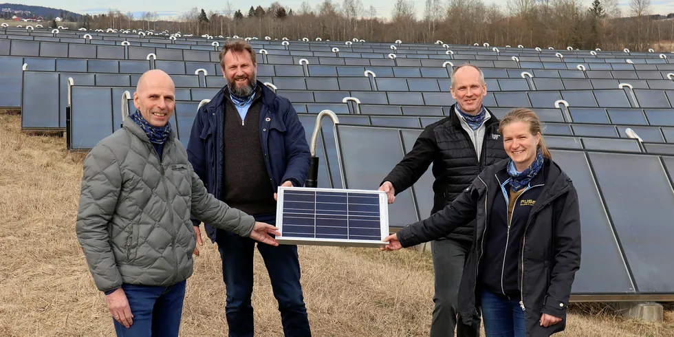 Akershus Energi satser ytterligere på solenergi og har nå kjøpt seg inn i Fusen. Fra venstre Claus Nerhagen og Frank Sagvik i Akershus Energi, Thor Christian Tuv og Nora Holst Haaland fra Fusen.