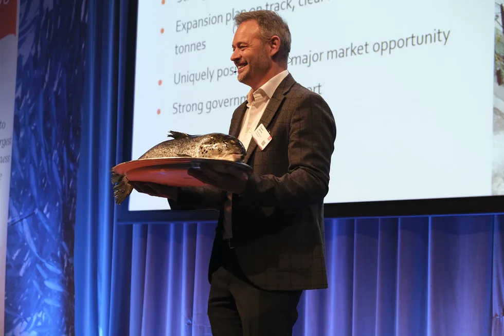 Administrerende direktør Ragnar Joensen i Nordic Aqua Partners med en fisk fra selskapets anlegg i Kina