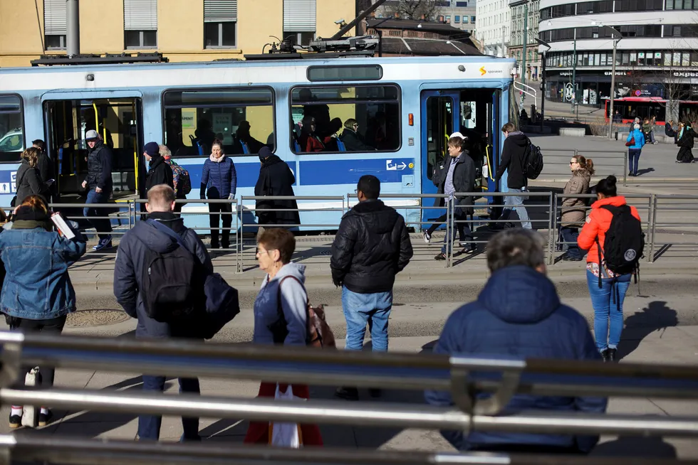 Det mest avgjørende for å ha det vi trenger i en fremtid med flere eldre og mindre oljeinntekter, er å få flere i jobb. Konservative beregninger viser at vi kan tjene 349.000 kroner per person som vi klarer å hente inn i arbeidslivet, skriver artikkelforfatteren. Foto: Javad Parsa