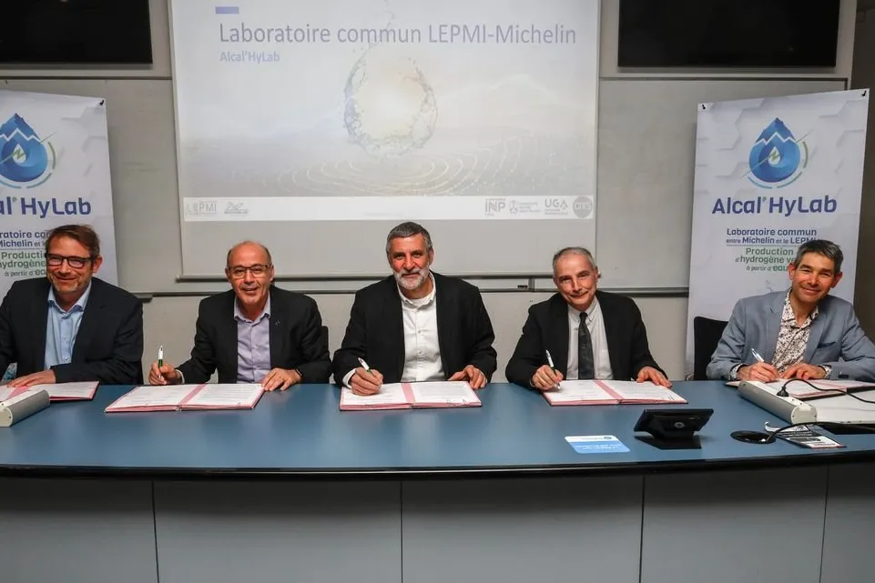 Representatives from Michelin, the French National Centre for Scientific Research, Grenoble Alpes University, the Grenoble Institute of Technology and Savoie Mont Blanc University, signing the partnership agreement