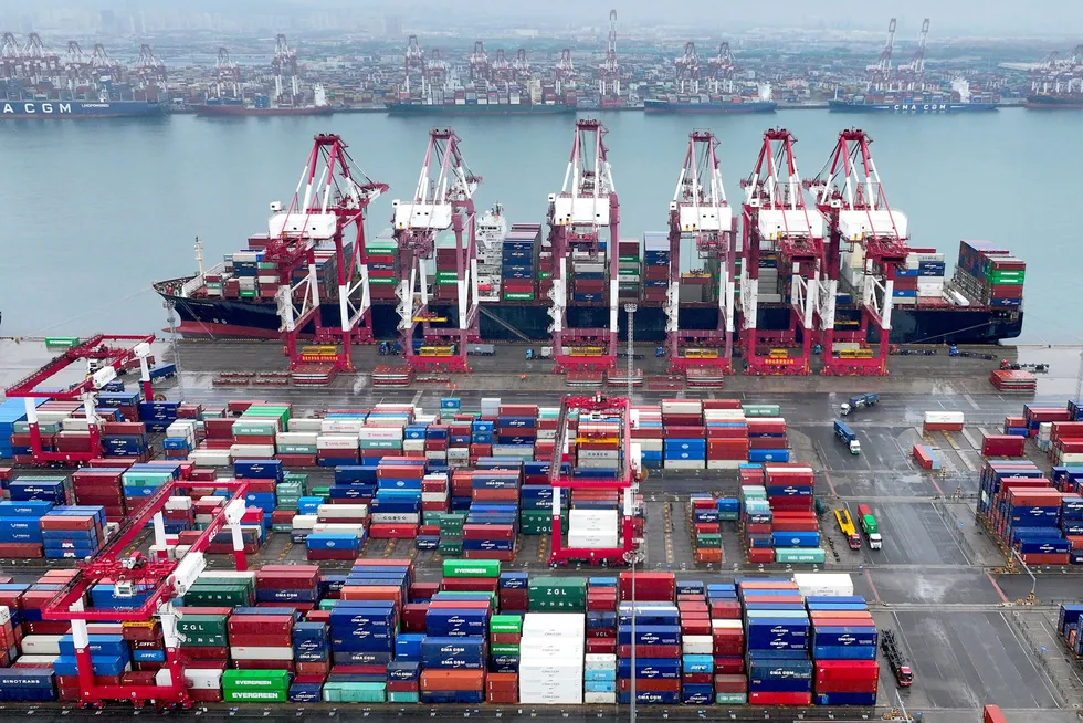 Den kinesiske eksporten økte mer enn ventet i august. Her fra havnen i Qingdao i Shandong-provinsen.