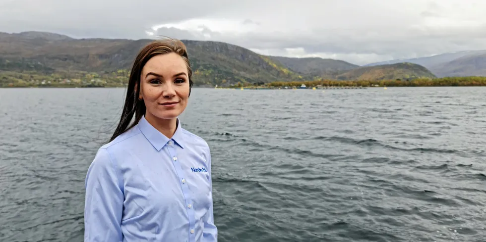 Alice Øksheim, daglig leder i Edelfarm – her foran Øksengård-lokaliteten.