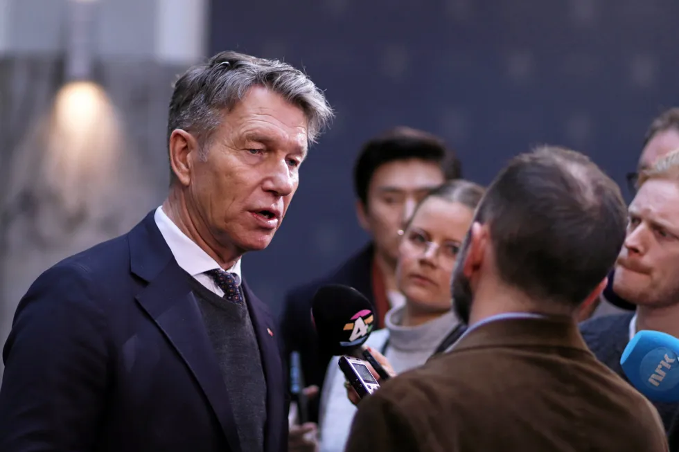 Energiminister Terje Aasland svarer på spørsmål fra pressen etter at det ble kjent hvem som vant havvindauksjonen på Sørlige Nordsjø II.