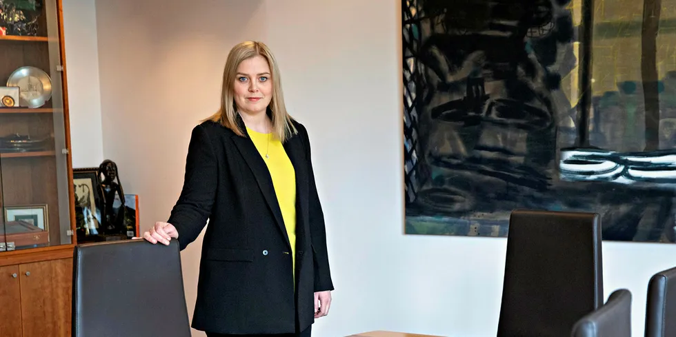 Olje- og energiminister Tina Bru er travelt opptatt med å svare på vindkraftspørsmål fra stortingsrepresentanter.