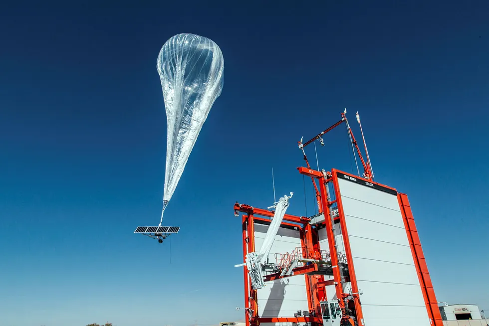 «Project Loon» gir innbyggerne i Puerto Rico tilgang til enkle internettjenester som epost og andre meldingstjenester som er internettbaserte. Foto: AP / NTB scanpix
