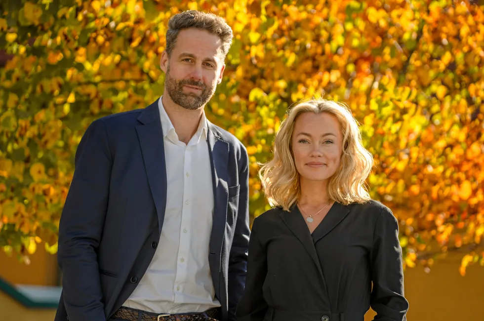 Leder for strategi og bærekraft i PwC Bergen, John Wikström og bærekraftsrådgiver Hilde Lorentzen i PwC har utarbeidet Klimaindeksen Vest som viser at vestlandske bedrifter henger etter med å nå klimamål.