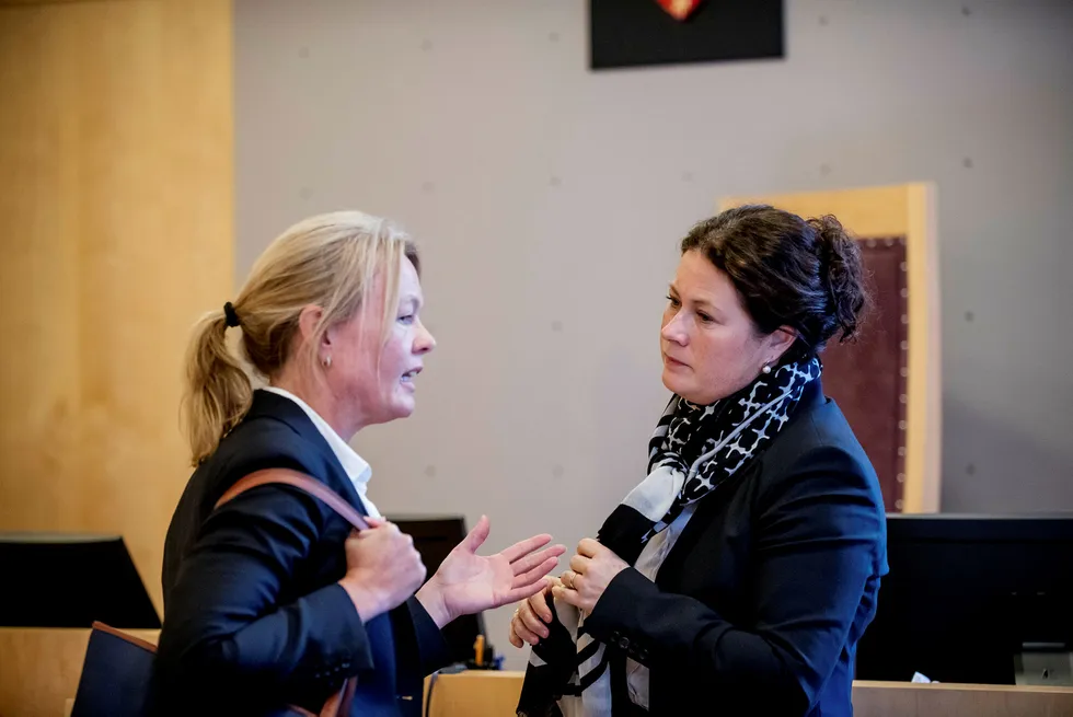 Aktor Anna Haugmoen Mo (til høyre) mener de tidligere toppene i Tine og Tetra Pak utvekslet forretningssensitiv informasjon om melkekartongkonkurrenten Elopak. Her er hun i samtale med Ann Johnsen som er forsvareren til Tines tidligere innkjøpsdirektør Hårek Skotnes.