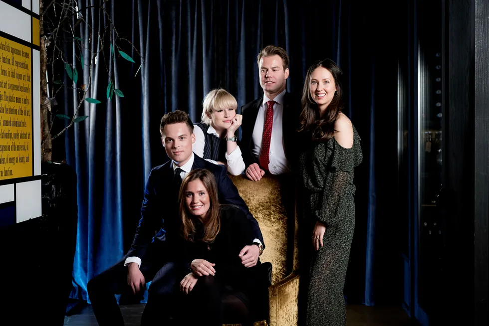 Uber, fisk og vindmøller er fremtiden for Norge, ifølge noen av landets rikeste unge arvinger. Fra venstre: Gustav M. Witzøe, Anette Ringnes (foran), Katharina G. Andresen, Lars Ola Kjos og Sasha Siem. Foto: Skjalg Bøhmer Vold