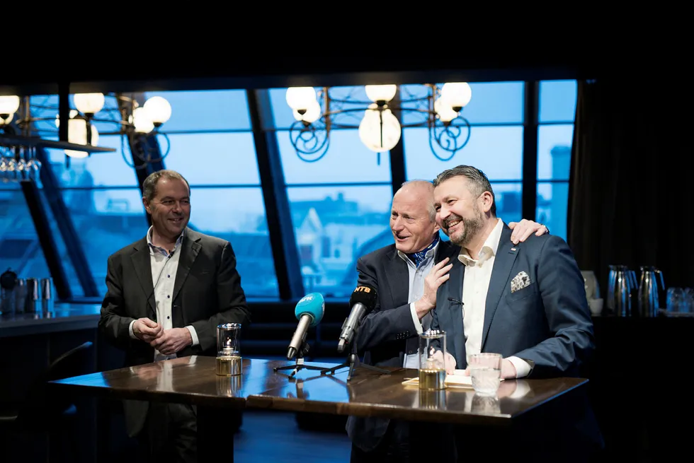 Scandic overtar Grand Hotel i Oslo. Fra venstre Helge Krogsbøl i Pandox, Christian Ringnes og Svein Arild Steen-Mevold, direktør for Scandic-hotellene i Norge. Foto: Skjalg Bøhmer Vold