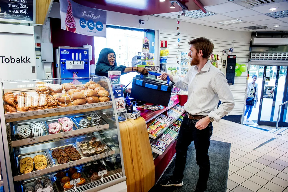 Gründer Åsgeir Helland i Tooler henter tilbake en sirkelsag som har vært utleid hos en privatkunde. Her får han hjelp av Edwige Laure Mambouana på 7-Eleven Sagene. Foto: Gorm K. Gaare