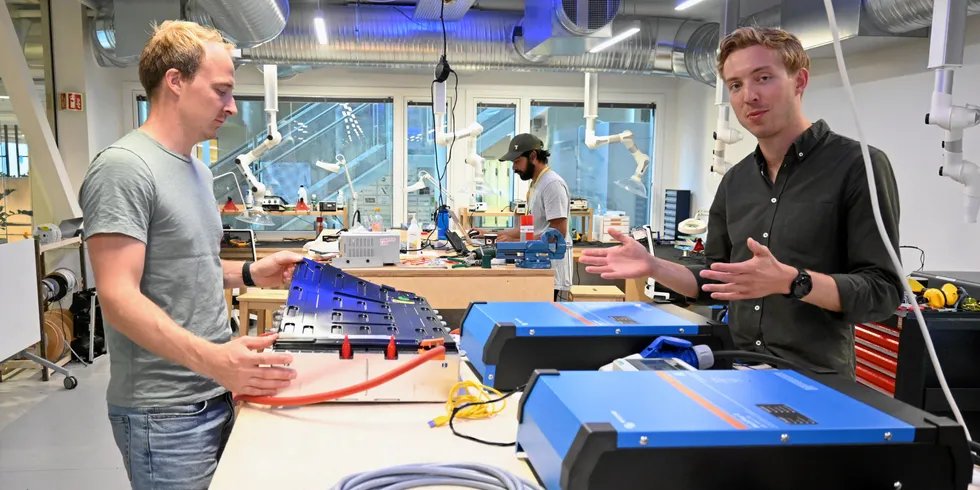 Jørgen Erdal (til høyre), Herman Hille (til venstre) og Anirudh Kurup fra RePack er ofte i sving med utvikling av batteriløsningen i hardware-laben hos Startuplab.