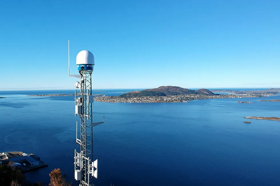Værradar av merke Furuno på plass utenfor Ålesund.