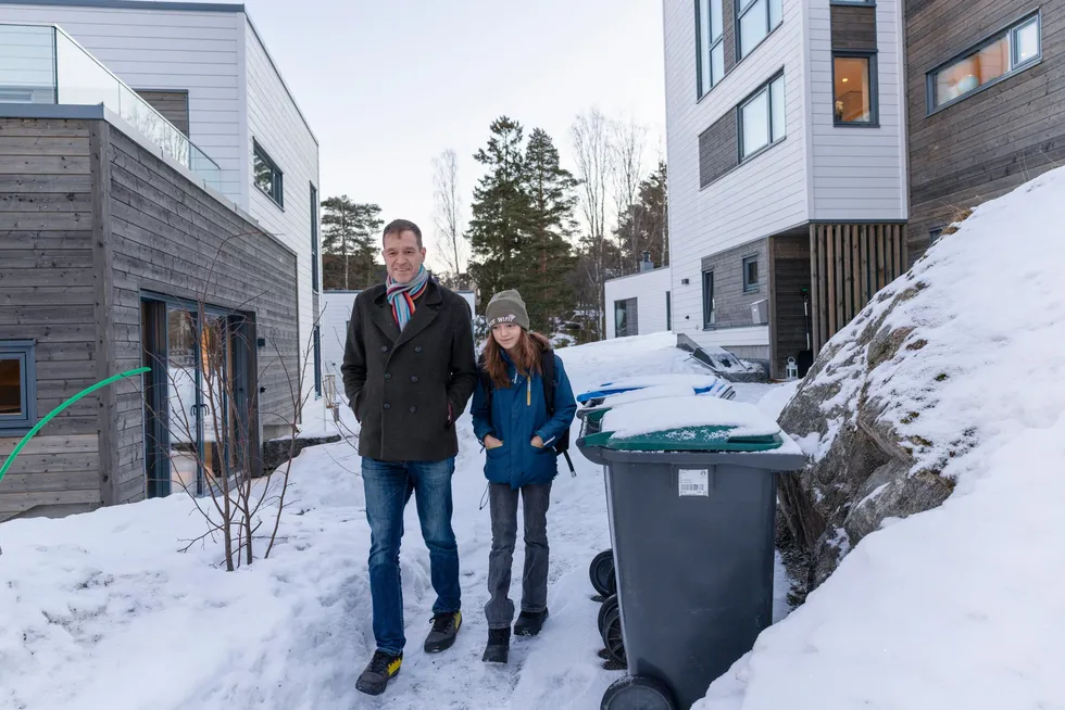 Eira Linn Lien (11), pappa Yngve Lien og resten av familien har flyttet inn i et boligprosjekt på Hellerud i Oslo hvor bare et hus av syv boenheter er solgt.