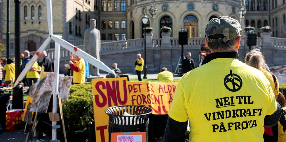 Protestene mot vindmølleparken på Frøya har vært heftige, blant annet med markering foran Stortinget. Men noen har gått lenger og utført ulovlig skadeverk.