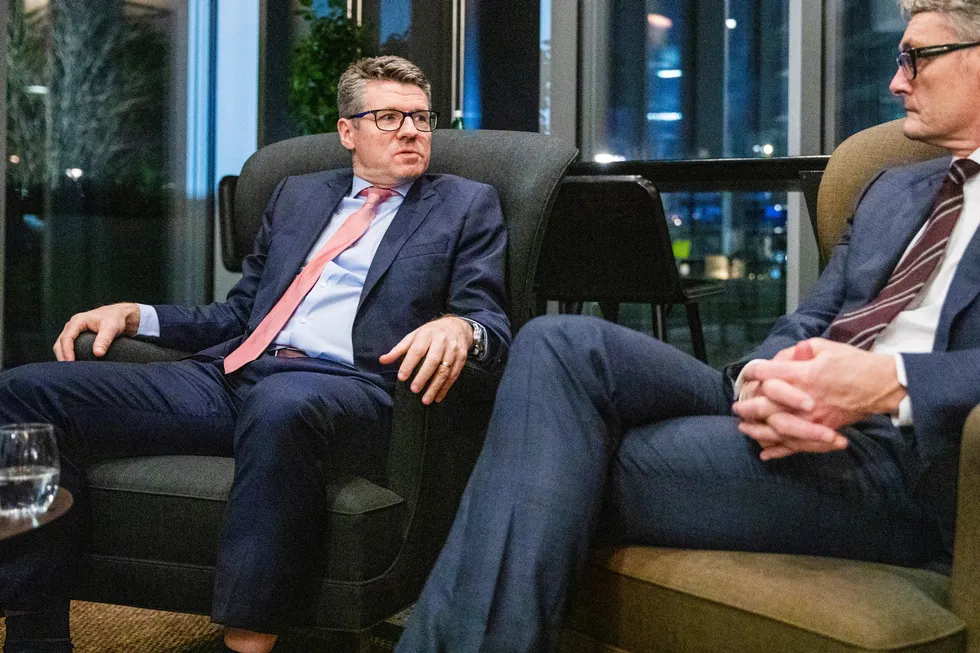 Når Nick Walker (til venstre) blir sjef for Vår Energi om to uker, blir den største konkurrenten Aker BP, her representert ved styreleder Øyvind Eriksen, som også er sjef for Kjell Inge Røkkes Aker-gruppe. Her like før jul 2021, da Walker var sjef for Lundin Energy og Aker BP nettopp hadde kunngjort at det skulle kjøpe selskapets norske oljevirksomhet for 125 milliarder kroner.