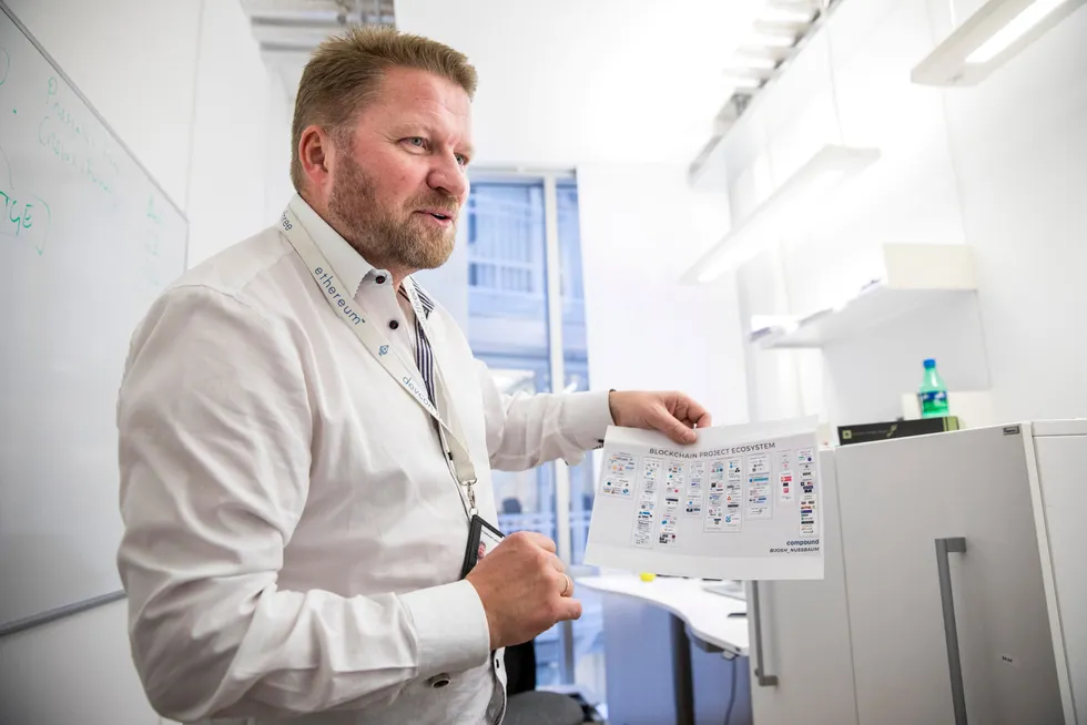 Arne Peder Blix var daglig leder og styreleder i Friend Network da selskapet satset på en kryptoemisjon. Selv om ikke alt gikk etter planen, avviser han påstandene til den misfornøyde investoren.