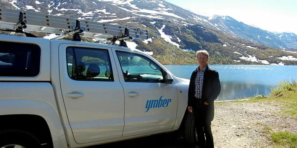 Ymber-sjef Erling S. Martinsen ser ingen grunn til å bli med på nettfusjonen til Bodø Energi og Troms Kraft. – Vi er mer effektive så jeg tror vi skal stå han av, sier han.
