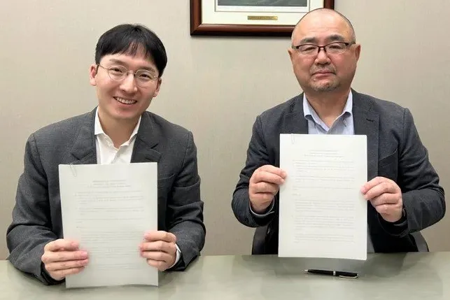 Seonghoon Woo (left), CEO at Amogy, and Masahiro Aika (right), Executive Vice President and Technology Commercialization Officer of JGC Holdings