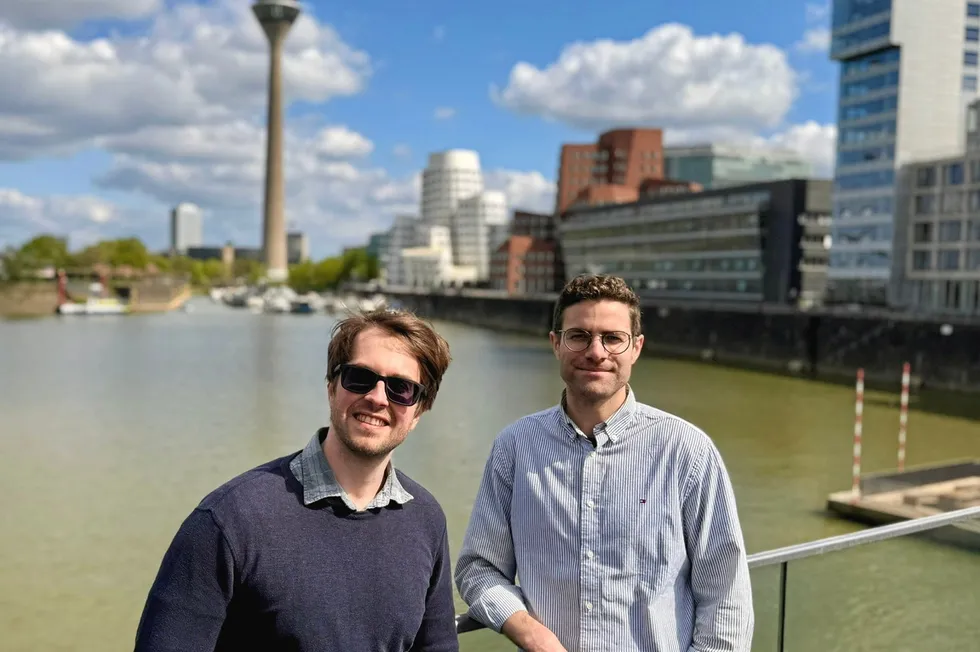 Grunderne Simon Risanger og Markus Löschenbrand i det nye KI-selskapet Versiro.