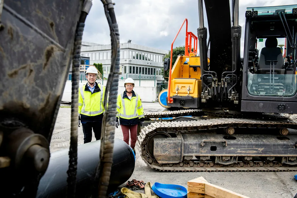 – Per i dag er det kun datasenteret Digiplex vi har avtale med, sier forretningsutvikler Iren Aanonsen i Fortum Oslo Varme. Til venstre kommunikasjonssjef Truls Jemtland i Fortum Oslo Varme.