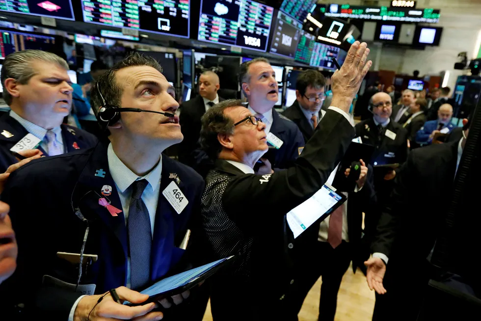 Det store spørsmålet er hvor mye skade virusepidemien vil kunne gjøre i verdensøkonomien. Her følger børsmeglere utviklingen på New York Stock Exchange.