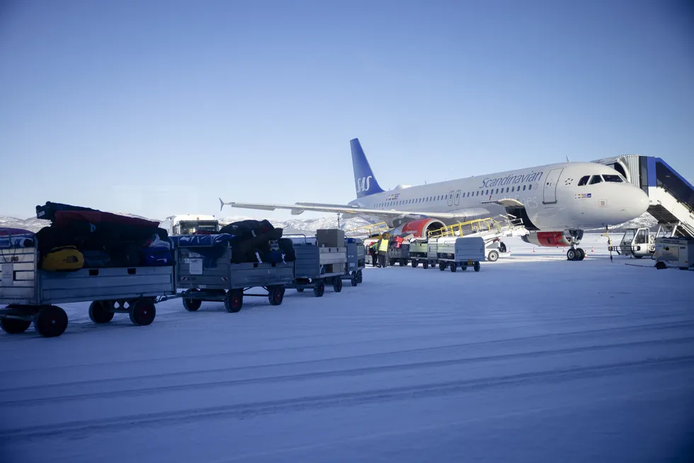 SAS har fylt opp flyene i vinter, men går fortsatt med store milliardunderskudd. I mellomtiden posisjonerer risikofond seg. Her fra Alta lufthavn.