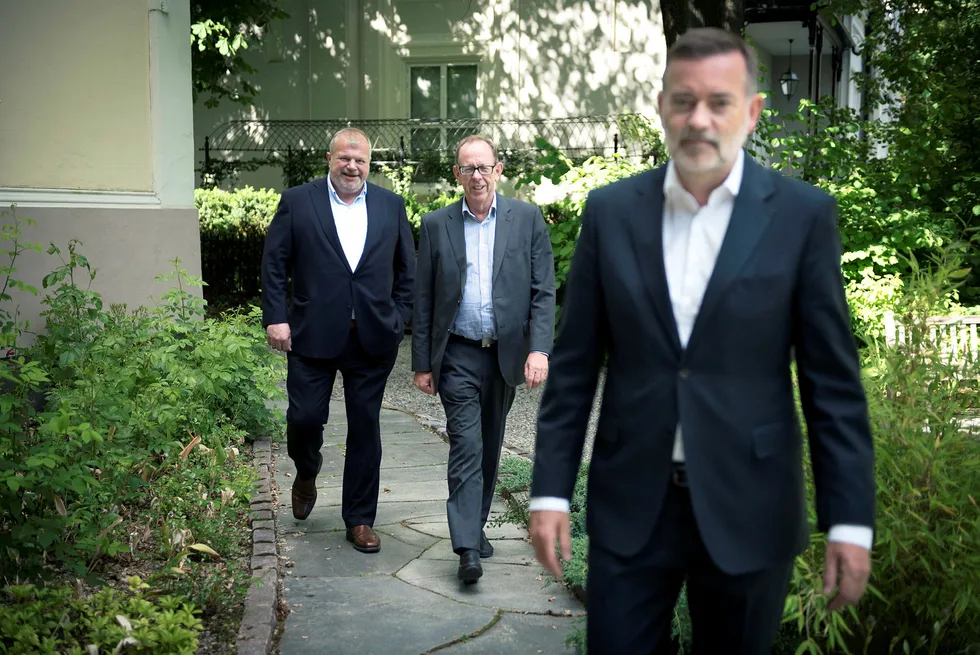 Pr-byrået Kruse Larsen, eid av Jan Erik Larsen (foran) og Bjarne Håkon Hanssen, selger til kjøpesentergründer Lars Løseth (i midten). Foto: Hanna Kristin Hjardar