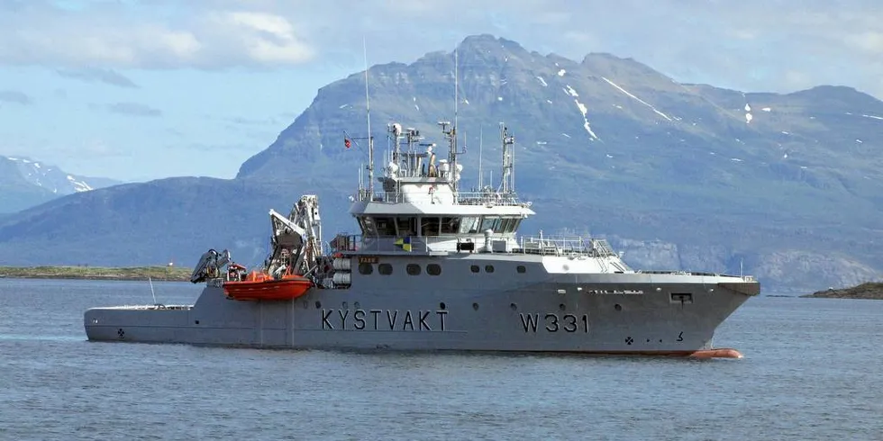 KV «Farm» var bare en time unna da ulykken ble meldt inn søndag. Det var en annen fiskebåt og et NH90-helikopter som fant de to fiskerne. Arkivfoto: Jon Eirik Olsen