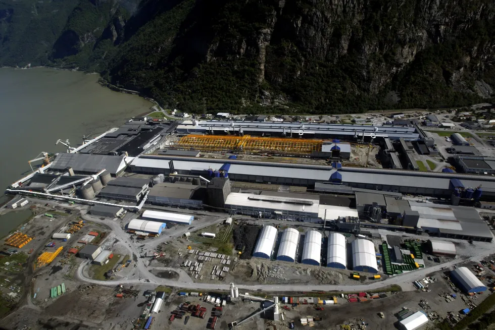 655 ansatte ved Hydro Aluminium Sunndal gikk mandag ut i streik.