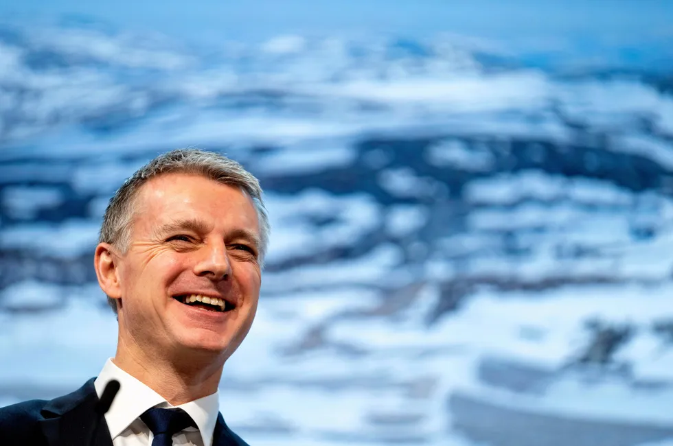 NVE-sjef Kjetil Lund kan glede seg over at kraftbalansen ikke blir svekket så fort som han trodde tidligere, men viktige årsaker er forsinkelser og begrensninger i kraftsystemet.