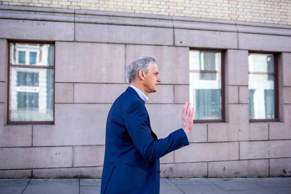 Ap-leder Jonas Gahr Støre er sterkt kritisk til regjeringens håndtering av hjelpeordningen til flybransjen.
