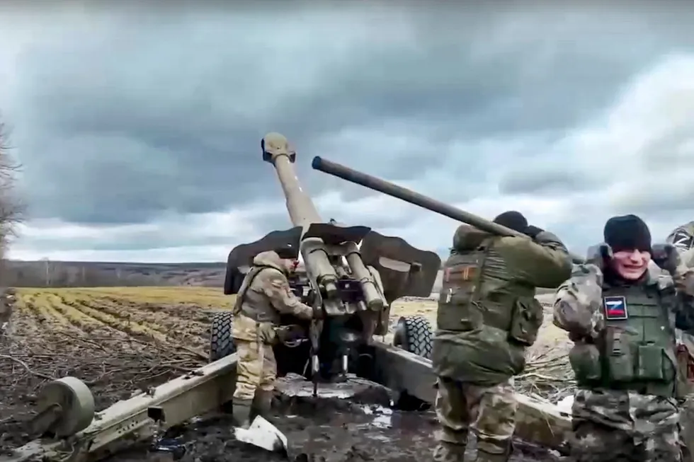 Hva skulle en russisk eskalering innebære? Hvor skulle de ta styrkene fra og hva skulle de foreta seg? Eller hvor, spør Sverre Diesen. Bildet viser russiske soldater 22. mars, på ukjent sted.