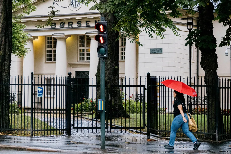 Solen skinner på Oslo Børs tirsdag, men for Nel-aksjonærene må det føles som høst og regnvær.