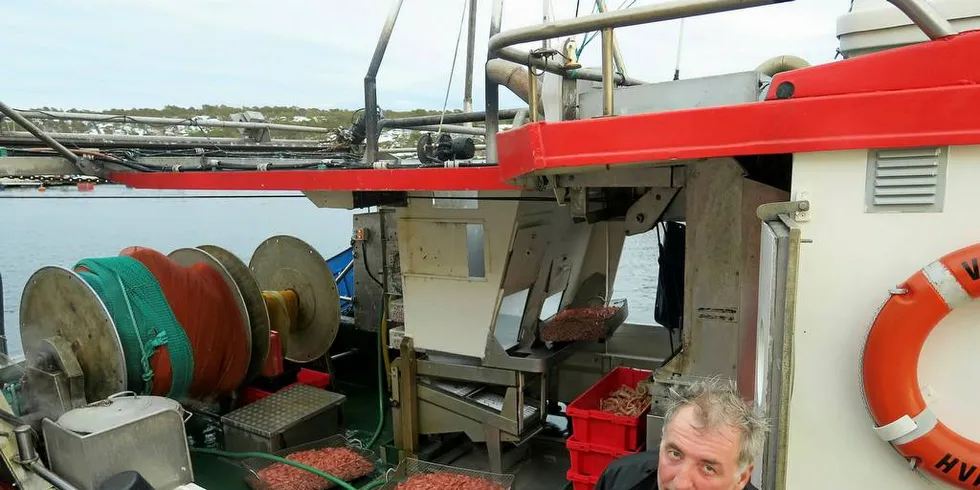 REKEFISKER: Jarle Breivik på «Veronica» leverer dagens fangst hos Fjordfisk på Hvaler. Foto: Kjersti Sandvik