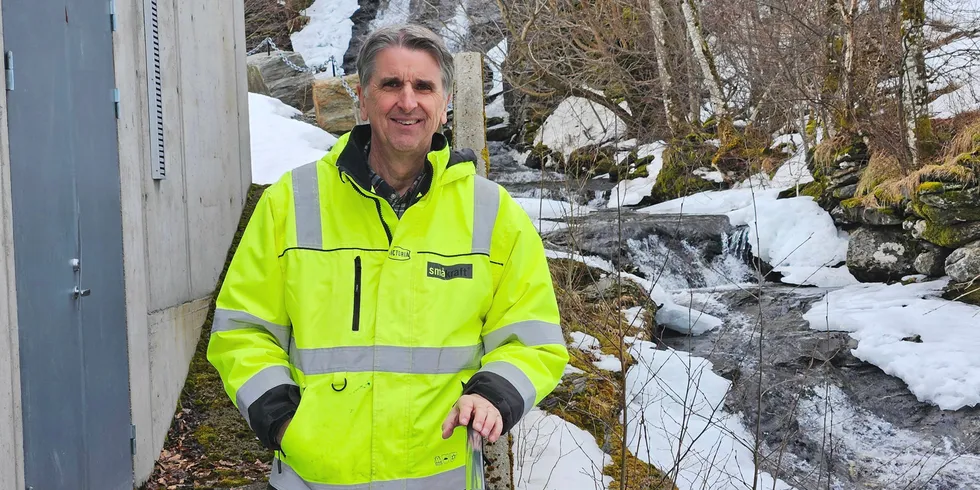 Mange småkraftprodusenter har en lang vei å gå før de er tilpasset et strømmarked der prisene svinger kraftig både gjennom året og døgnet. Terje Vedeler, administrerende direktør i Småkraft AS, skal investere 240 millioner kroner for å utnytte vannet i kraftverkene bedre.