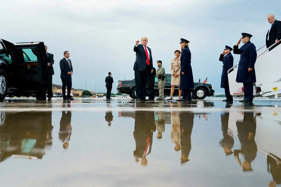President Donald Trump er i krigshumør. Her ankommer han Andrews Air Force Base utenfor Washington mandag sammen med førstedamen Melania Trump, etter en golfweekend på Trump National Golf Club i Bedminster, New Jersey. Foto: Carolyn Kaster/AP/NTB Scanpix