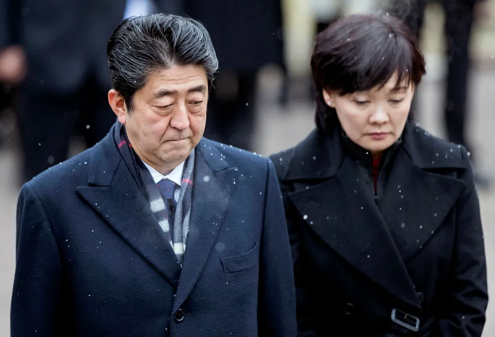Det japanske finansdepartementets etterforskning av ulovlige subsidier til en omstridt nasjonalistisk orientert skole hadde fjernet henvisninger til Akie Abe, statsministerens kone. Skattedirektøren har gått på dagen. Shinzo Abe sier han ikke vet noe. Opposisjonen og partikolleger forlanger svar. Foto: Liusjenas Kulbis/AP/NTB Scanpix