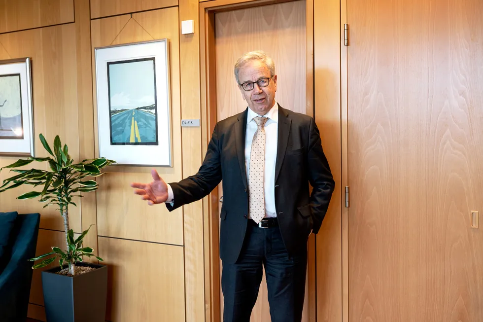 Tidligere sentralbanksjef Øystein Olsen skal for første gang sitte i åpent kontorlandskap.