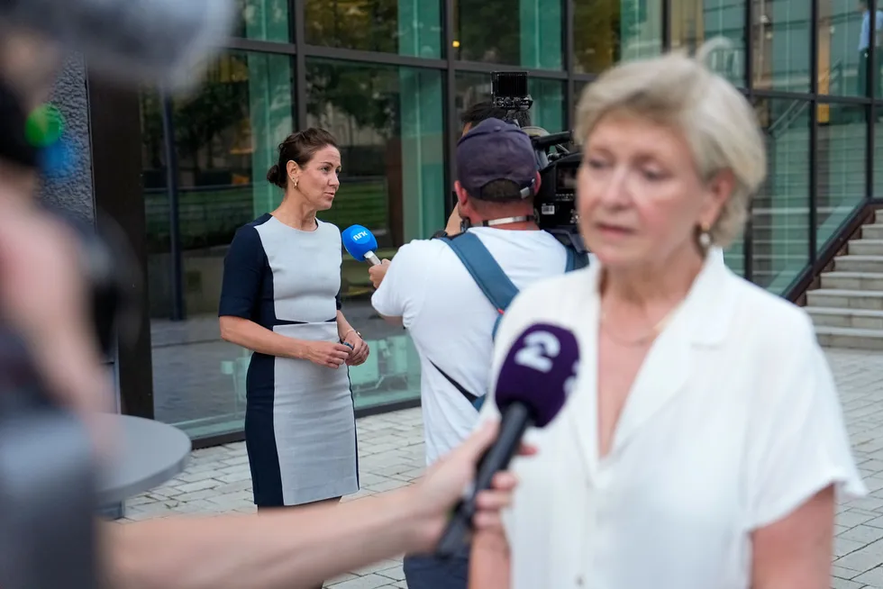 Leder for Akademikerne Stat, Kari Tønnessen Nordli (til høyre), etter at det ble klart at arbeidsminister Tonje Brenna (til venstre) varslet tvungen lønnsnemnd søndag kveld.